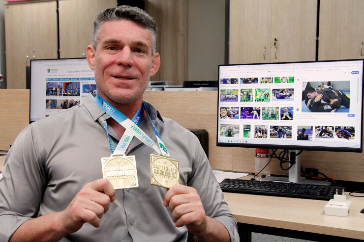 Imagem: Diretor de Informática na ALEMS, Enio Buzaneli mostra as medalhas dos títulos mais recentes em campeonatos de jiu-jítsu