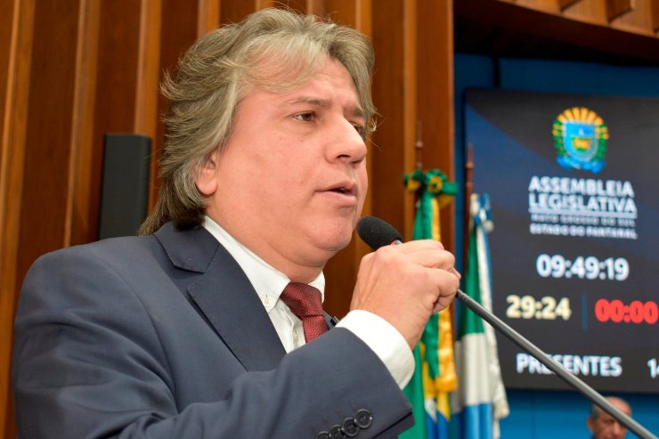 Imagem: Na tribuna, o deputado Caravina disse ser contra o indicativo de greve e pediu que o sindicato continue na mesa de negociação
