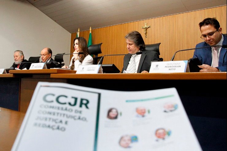 Imagem: Reunião da CCJR hoje emitiu parecer favorável ao projeto do Executivo que atende aposentados e pensionistas 