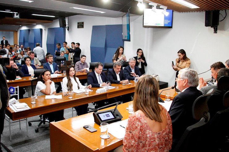 Imagem: Reunião, com presença do governador Eduardo Riedel, de ministros, bancada federal e deputados estaduais, tratou sobre a situação dos agricultores familiares