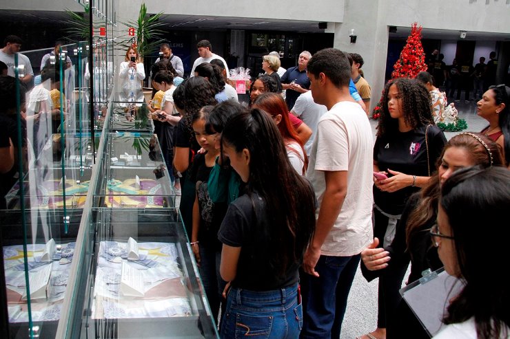 Imagem: Alunos, professores e técnicos conheceram as dependências da ALEMS e puderam observar os objetos históricos no saguão principal