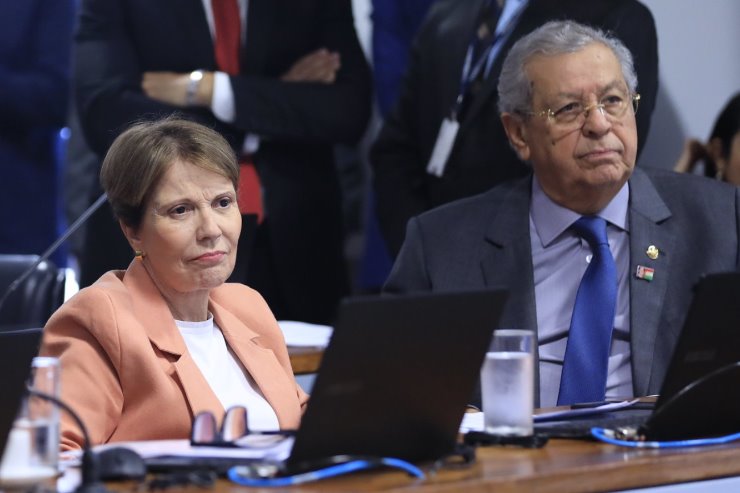 Imagem: Senadora Tereza Cristina (PP-MS) e senador Jayme Campos (União-MT), relator da matéria na CCJ, durante votação da PEC