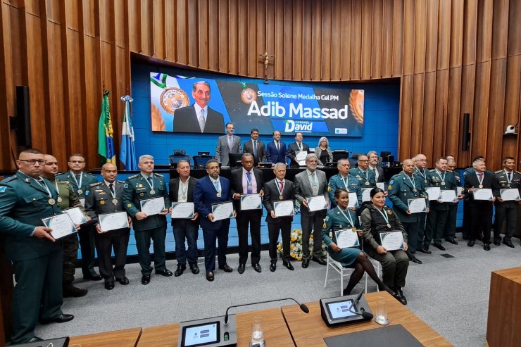 Imagem: Os homenageados com medalhas em reconhecimento aos seus serviços prestados à comunidade