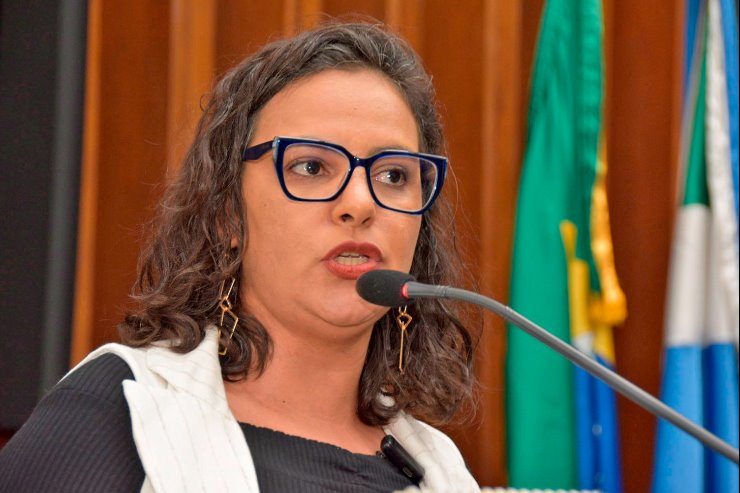 Imagem: Deputada Gleice Jane, autoria da proposta, discursa durante sessão plenária na ALEMS 