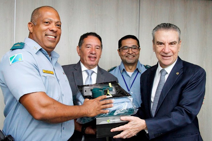 Imagem: Foram entregues dois uniformes novos a 31 profissionais