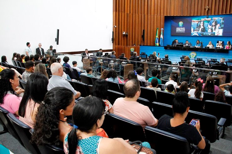 Imagem: Plenário ficou lotado com a presença de professores e alunos de escolas da Capital e do interior durante a solenidade de premiação