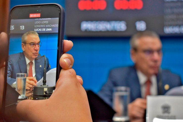 Imagem: Paulo Corrêa, 1º secretário da Casa de Leis, lê durante o expediente propostas de autoria dos outros Poderes