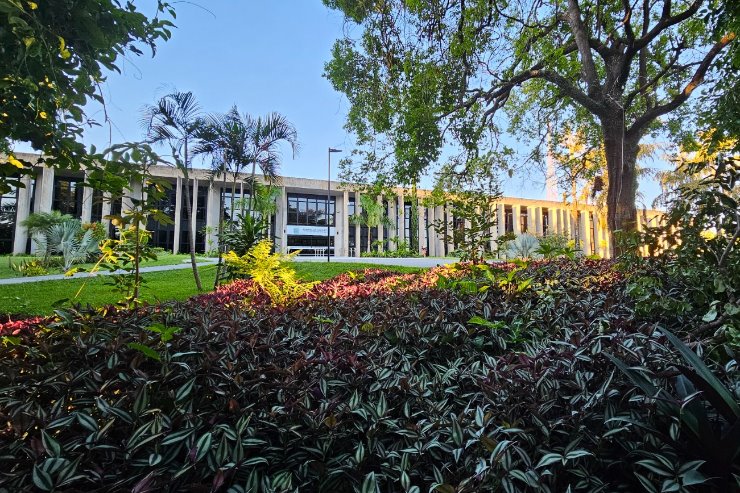 Imagem: Cercada pelo verde do Parque dos Poderes, ALEMS tem o meio ambiente como uma de suas pautas de destaque 