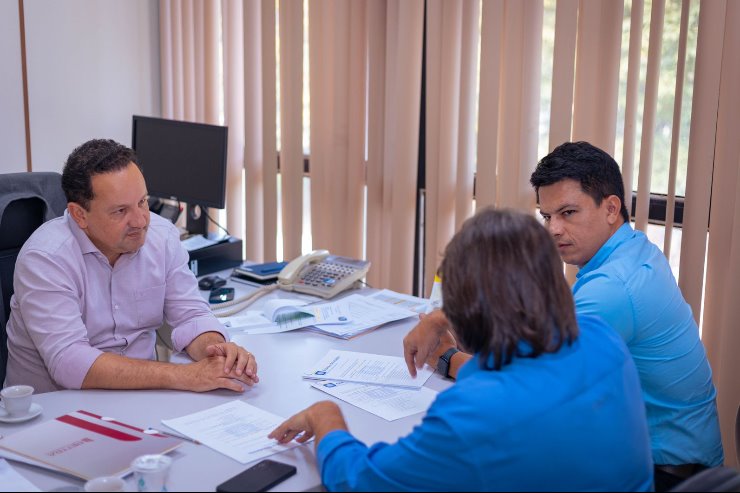 Imagem: Deputado Caravina com o Prefeito Julio Buguelo de Gloria de Dourados e Secretario Adjunto da casa civil Valtinho