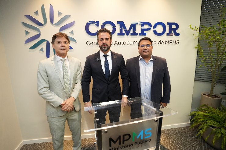 Imagem: Da esquerda para a direita: deputado estadual Paulo Duarte, procurador-geral da Justiça, Romão Ávila Milhan Junior e o prefeito de Corumbá, Gabriel Alves de Oliveira.
