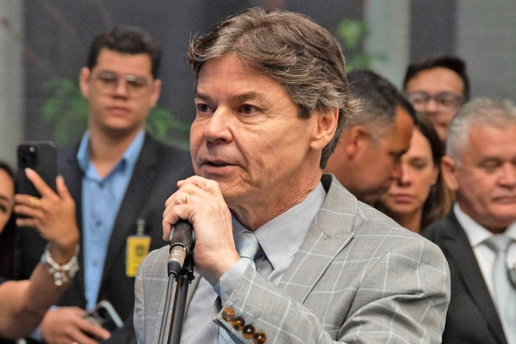 Imagem: Paulo Duarte reitera pedido de retorada de cabos, fios e cordoalhas soltas na estrutura da rede elétrica.