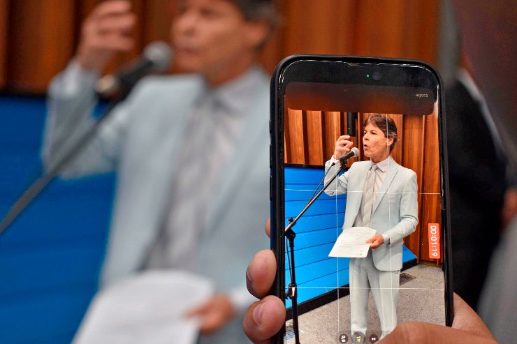 Imagem: Ação Civil Pública junto ao MPF quer que agência reguladora de telecomunicações fiscalize as empresas concessionárias de sua responsabilidade em relação ao amontoado de cabos em desuso na rede elétrica.