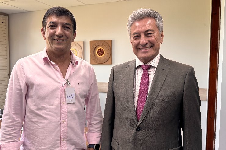 Imagem: Hashioka conversou com o contador Salah Hassan, que representa um grupo de 500 proprietários de carros híbridos de Mato Grosso do Sul