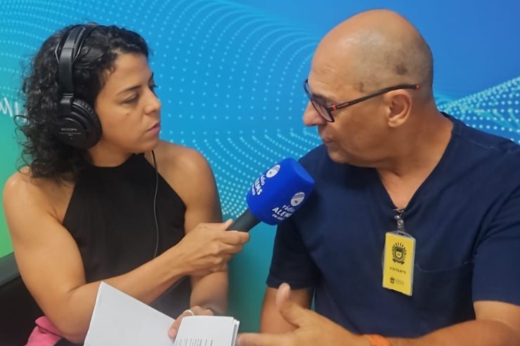 Imagem: Em visita à Assembleia Legislativa de Mato Grosso do Sul, o Professor Carlão deu entrevista para a Rádio ALEMS