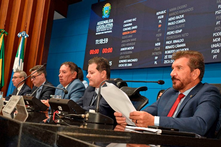 Imagem: Deputados estaduais analisam e votam os projetos durante a sessão plenária da Assembleia Legislativa 