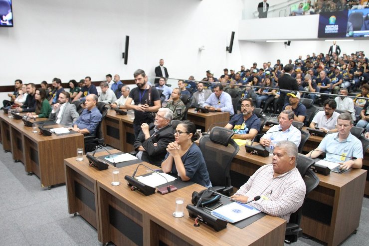 Imagem: Audiência pública lotou o plenário da Assembleia Legislativa, com participação de deputados e atores envolvidos com a temática da pesca