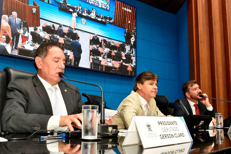 Imagem: Deputados estaduais analisam e votam os projetos durante a sessão plenária da Assembleia Legislativa 