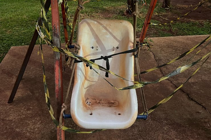 Imagem: Espaço no Parque das Nações Indígenas, que deveria ser de lazer para crianças, se tornou um monte de sucata que oferece perigo  