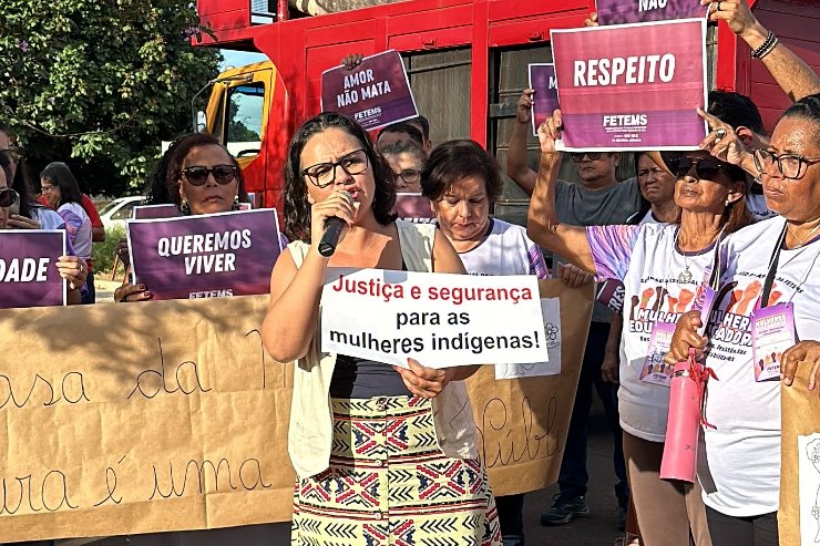 Imagem: Parlamentar durante Ato Público em frente à Casa da Mulher Brasileira