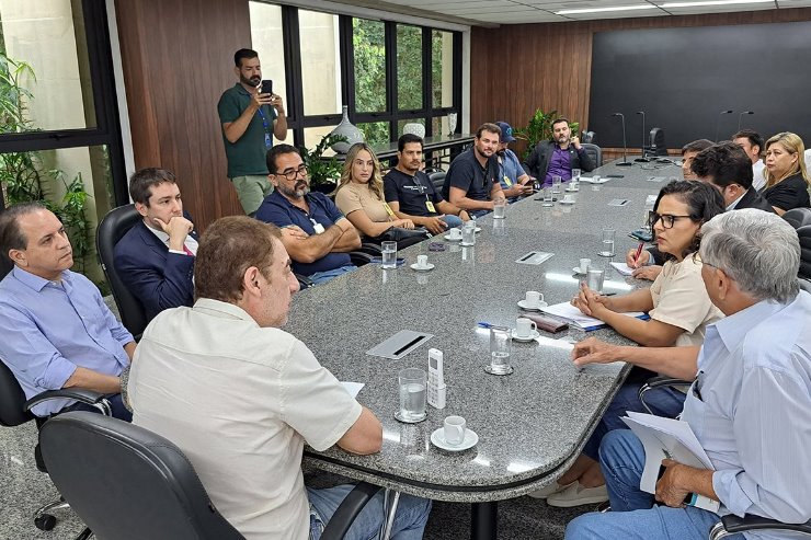 Imagem: Neno Razuk e outros parlamentares realizaram reunião com representantes da cadeia da pesca como parte da construção do projeto