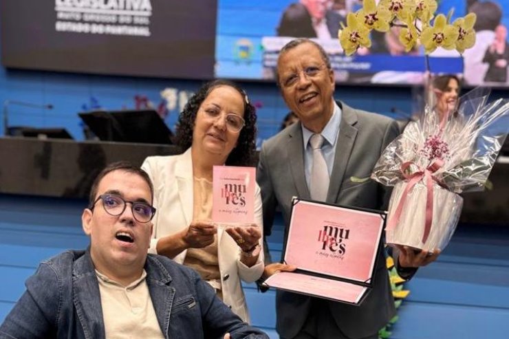 Imagem: O deputado estadual Roberto Hashioka (União Brasil) foi representado por seu chefe de gabinete Lusival Santos e agraciou Márcia Romero