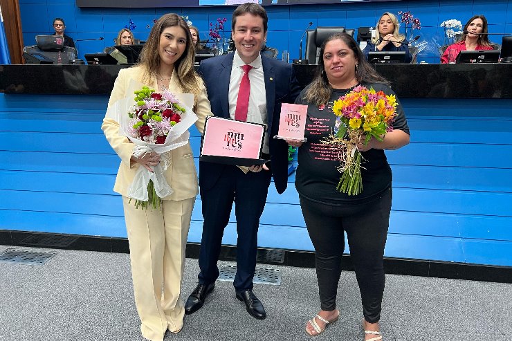 Imagem: Ela recebeu o troféu “Celina Jallad” em reconhecimento por sua luta diária pela vida e saúde de seu filho