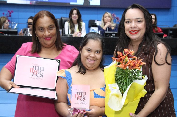 Imagem: Maria de Sousa, Ana Júlia e Laura Vilela, que representou o deputado