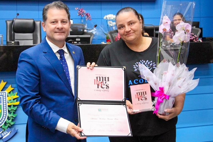 Imagem: Deputado Renato Câmara entrega o Troféu Celina Jallad à presidente da Associação Acolher MS, Adriana Marlene Moreno Pires, em reconhecimento ao seu trabalho em defesa das pessoas com Transtorno do Espectro Autista (TEA).