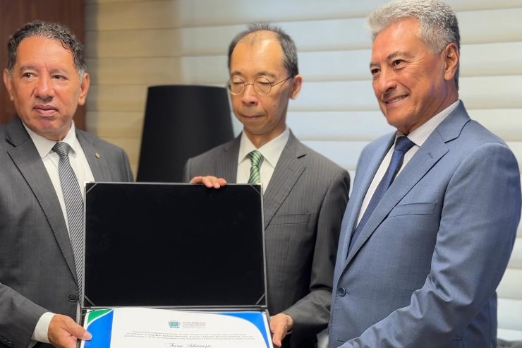 Imagem: Presidente Gerson Claro e deputado Hashioka entregaram ao cônsul o título de Visitante Ilustre
