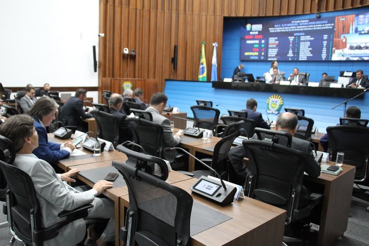Imagem: Deputados estaduais analisam e votam os projetos durante a sessão plenária da Assembleia Legislativa 