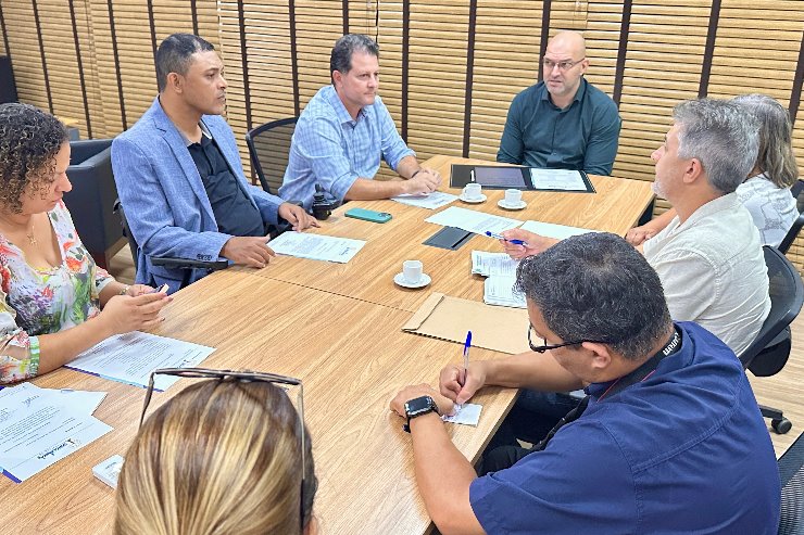 Imagem: Reunião com o secretário de Educação Hélio Daher, vereador Adavilton Brandão, da vereadora Shirley Basso Pigosso, da chefe de gabinete Jackeline Lacerda, da coordenadora da Associação Supera de Sidrolândia, Adriana Brandão.