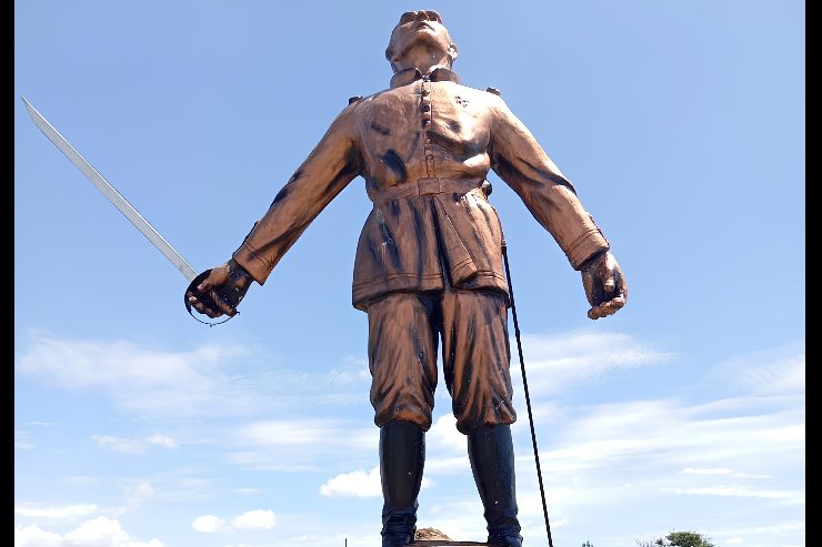 Imagem: Do Legado dos Pioneiros ao Futuro Próspero da Cidade: imagem atual da estátua do tenente Antônio João que dá nome à cidade.