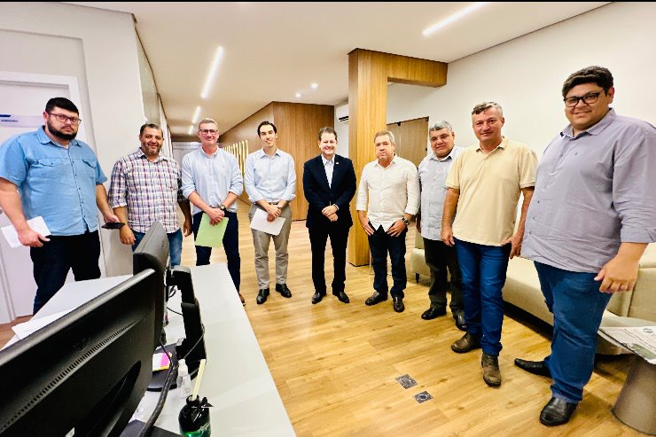 Imagem: O prefeito Erlon Daneluz, o deputado Renato Câmara e a comitiva de Sete Quedas discutem com o secretário Rodrigo Pérez a festa de 45 anos do município, marcada para 11 e 12 de maio.