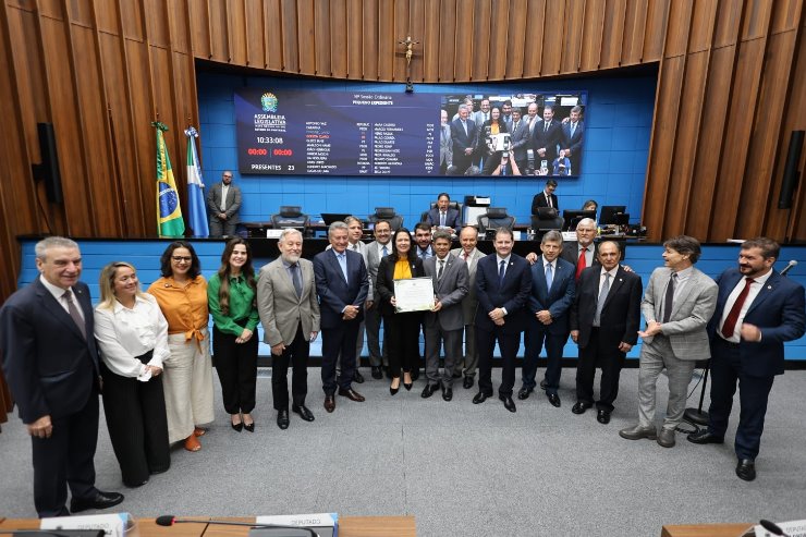 Imagem: Por proposição de Professor Rinaldo, Camila posou para foto com a honraria junto aos demais deputados presentes na sessão 