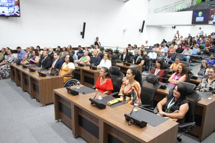 Imagem: Artesãos foram homenageados em solenidade realizada no plenário da Assembleia Legislativa na noite desta quinta-feira