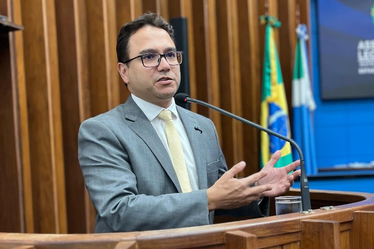Imagem: Deputado Pedrossian Neto durante discurso na audiência pública sobre a Santa Casa, em 17 de março