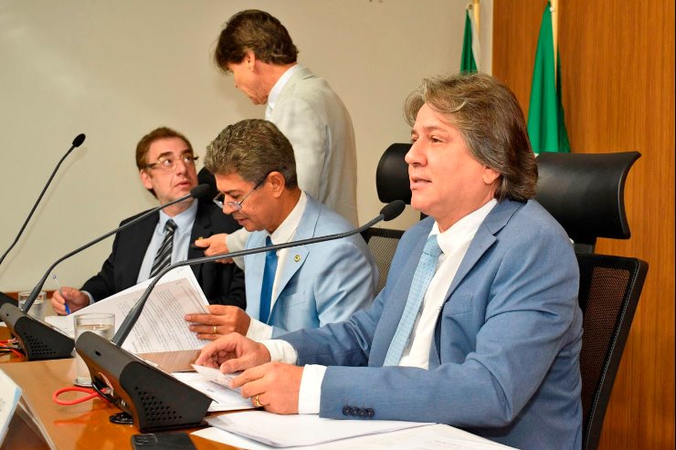 Imagem: Presidente Caravina (ao microfone) devolveu quatro projetos