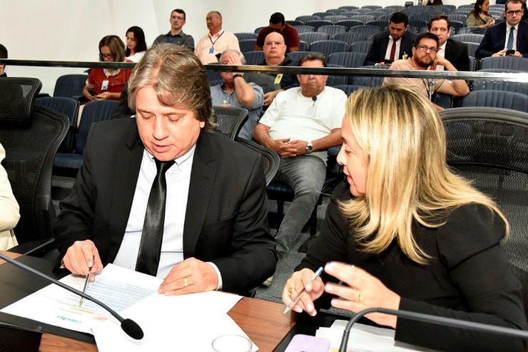 Imagem: Deputado Caravina e a deputada Lia Nogueira usaram a palavra para falar sobre o combate à violência contra as mulheres