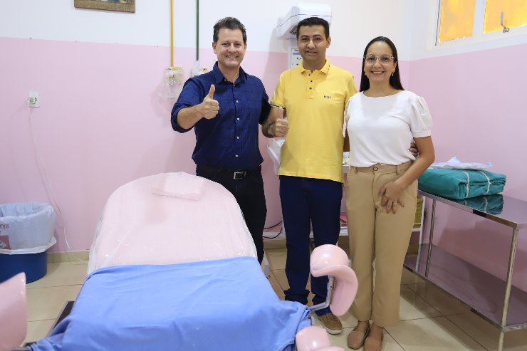 Imagem: O deputado estadual Renato Câmara, acompanhado pelo vereador Flavinho Lopes e pela diretora do Hospital São Vicente de Paula, Glacy Casanova, durante visita à instituição em Bela Vista.