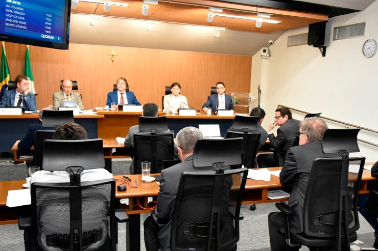 Imagem: Os membros da Comissão de Constituição, Justiça e Redação (CCJR) reúnem-se às quartas-feiras, no Plenarinho Deputado Nelito Câmara