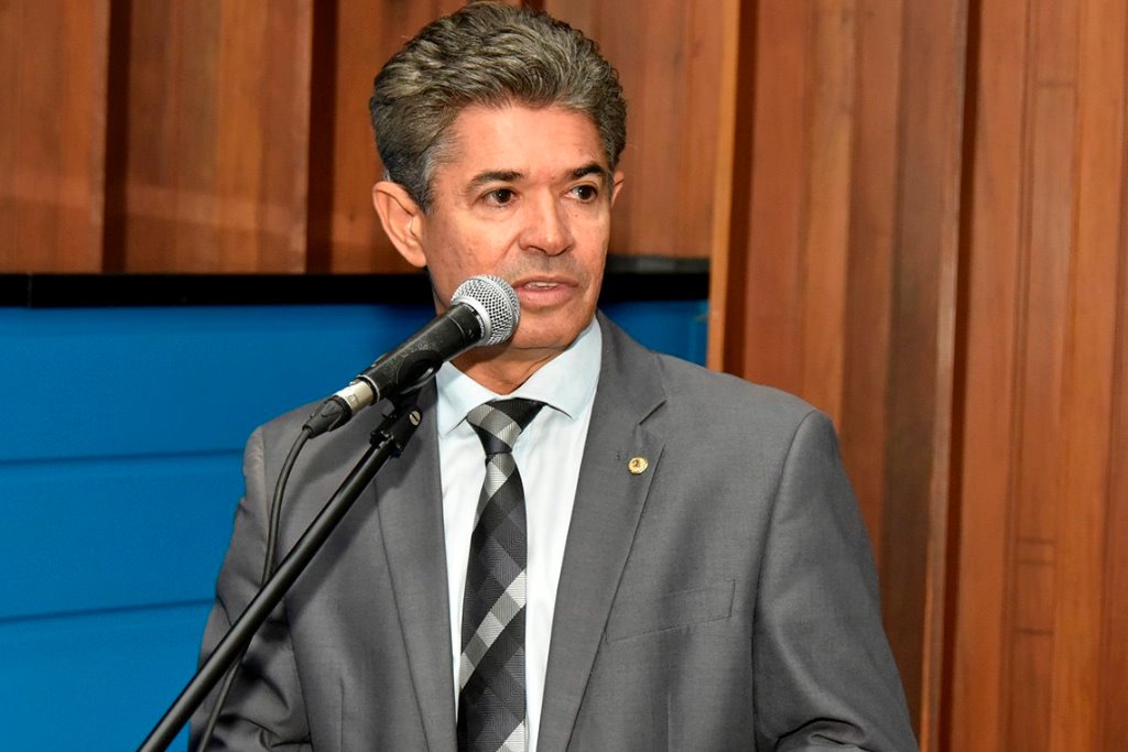 Imagem: Deputado Professor Rinaldo Modesto, autor da proposta, usa a palavra durante sessão plenária na Assembleia Legislativa