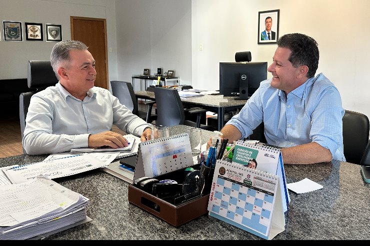 Imagem: O secretário de Segurança Pública, Antônio Carlos Videira, e o deputado estadual Renato Câmara dialogam sobre ações estratégicas para fortalecer a segurança em Mato Grosso do Sul.