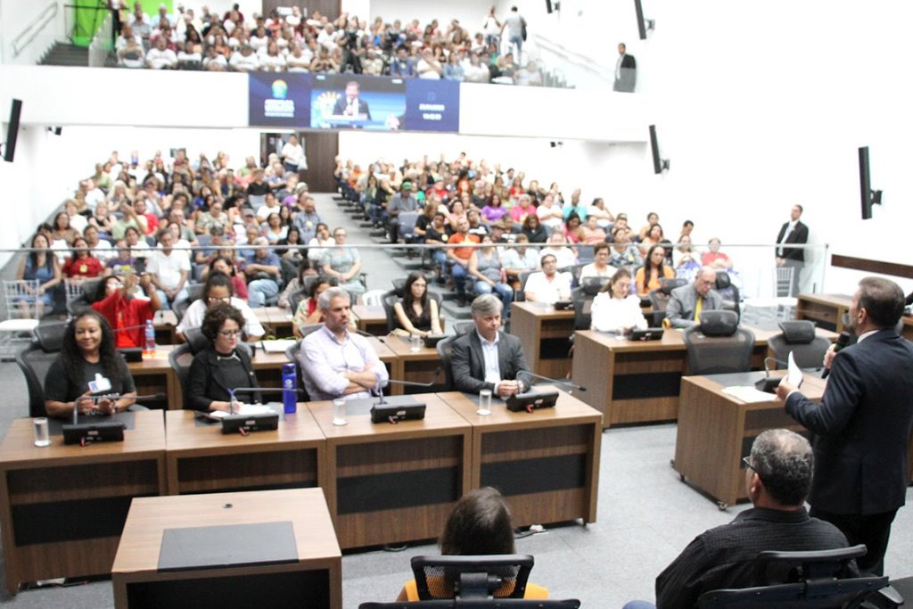 Imagem: Audiência pública, realizada na ALEMS por proposição de Pedro Kemp e Gleice Jane, lotou o plenário com presença de trabalhadores da educação 