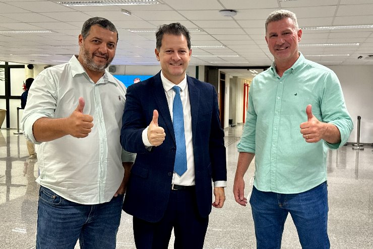 Imagem: Roani Tuneira, Renato Câmara e Erlon Daneluz discutem novos projetos para Sete Quedas, com foco em investimentos em pavimentação asfáltica e melhorias na infraestrutura do município.
