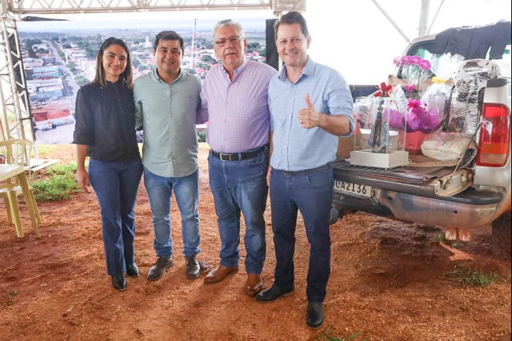 Imagem: Deputado Renato Câmara ao lado de Ademar Capucci, coordenador estadual do Hospital de Amor, do prefeito de Anaurilândia, Professor Rafael Gusmão Hamamoto, e da primeira-dama durante o 12º Leilão Direito de Viver.
