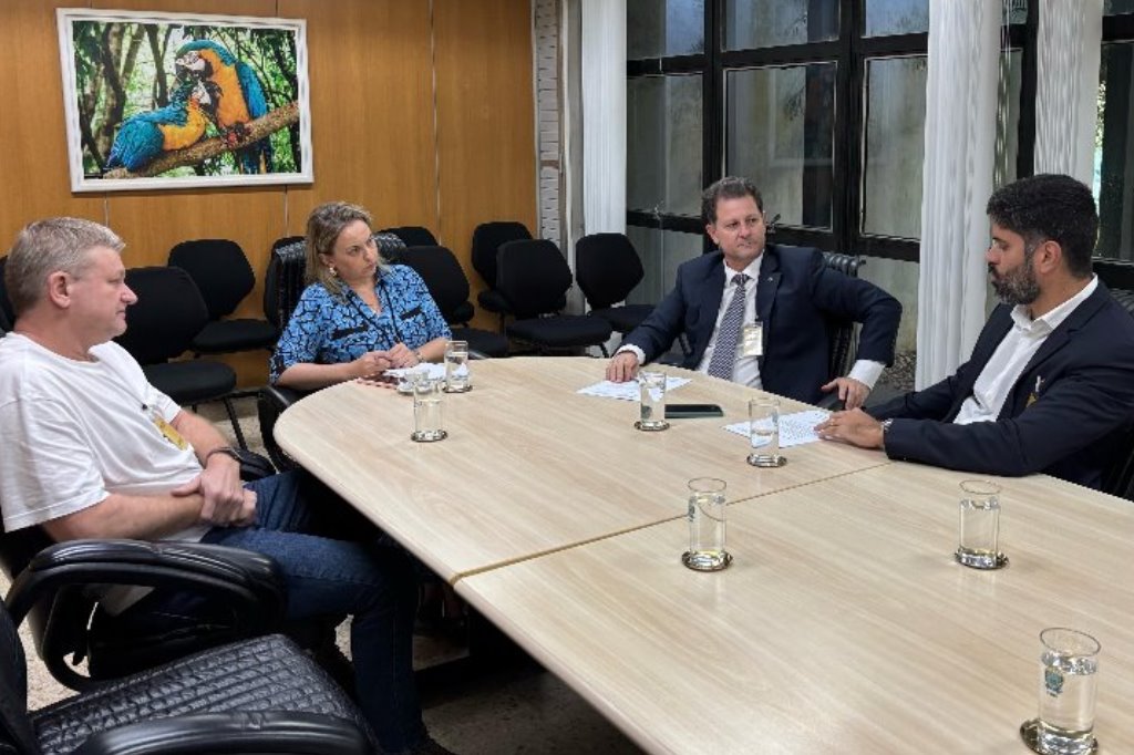 Imagem: Renato Câmara entrega à juíza auxiliar da Corregedoria do TJMS proposta de flexibilização cartorial para ratificação de imóveis na faixa de fronteira