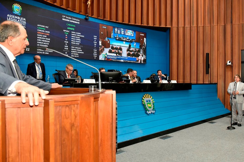 Imagem: Deputados estaduais analisam e votam os projetos durante a sessão plenária da Assembleia Legislativa 