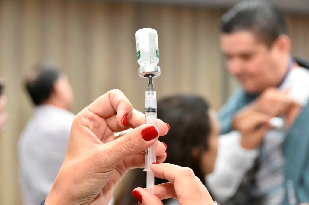 Imagem: Servidores da Assembleia Legislativa com suas fichas de cadastro para a vacinação