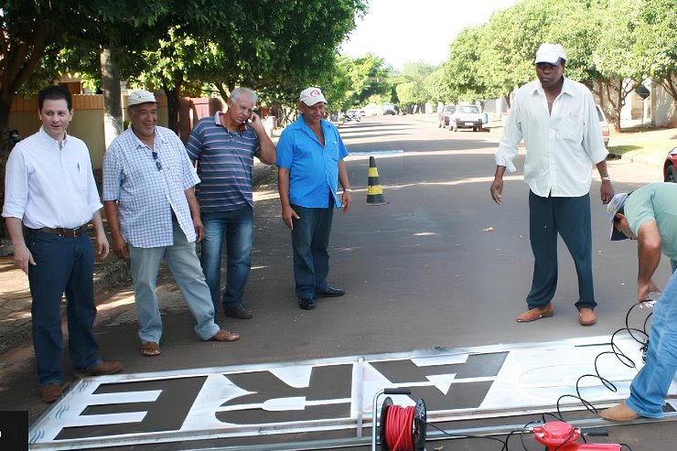 Imagem: Primeiro à esquerda, Renato Câmara participa de uma das ações que marcaram sua gestão em Ivinhema: a reestruturação do trânsito com foco na segurança.