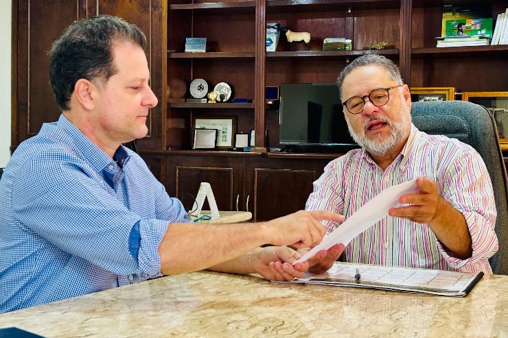 Imagem: Em reunião com o superintendente federal do Mapa em MS, José Antônio Roldão, o deputado Renato Câmara destacou a urgência de medidas sanitárias para proteger os mais de dois mil aviários do Estado e garantir a continuidade das exportações frente ao avanço da gripe aviária no país.